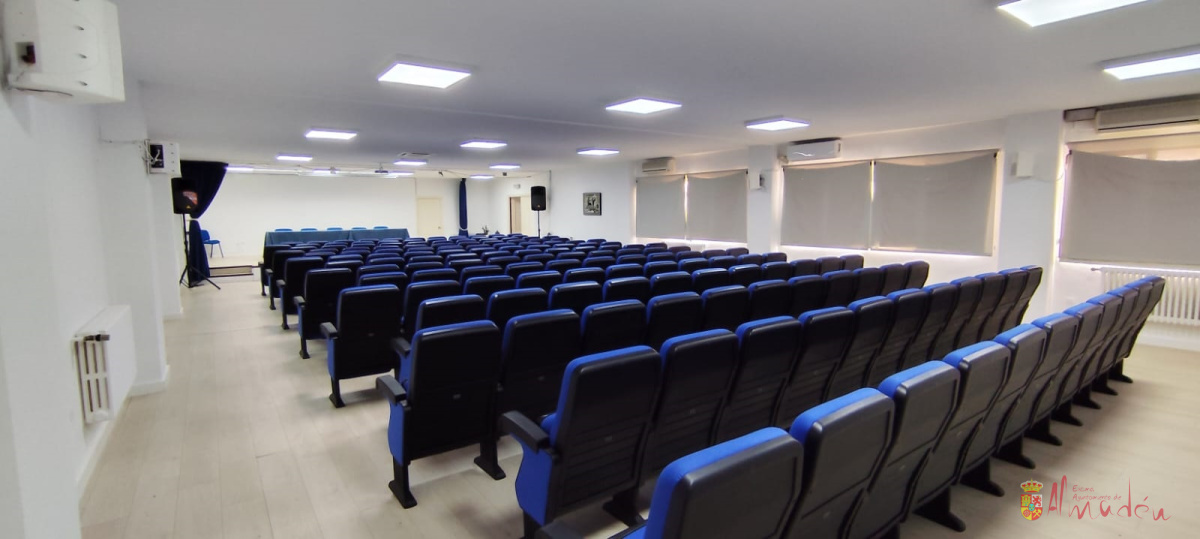 El salón de actos de la Casa de la Cultura de Almadén luce completamente renovado